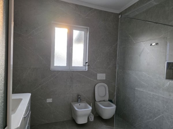 Tirane, jepet me qera apartament 2+1 Kati 2, 90 m² 400 € (PRANE SPITALIT TE TRAUMES)