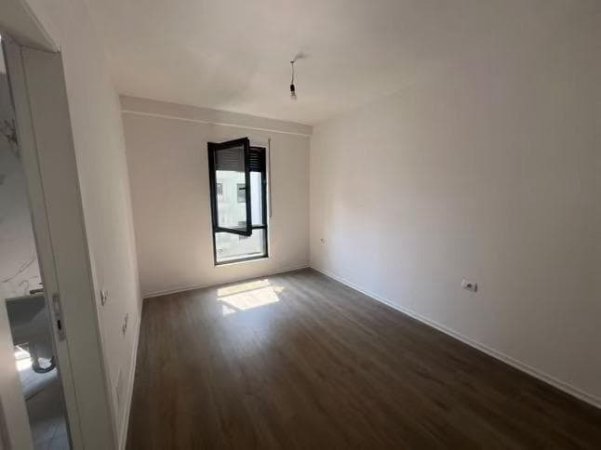 Tirane, jepet me qera zyre Kati 2, 103 m² 800 € (porcelan)