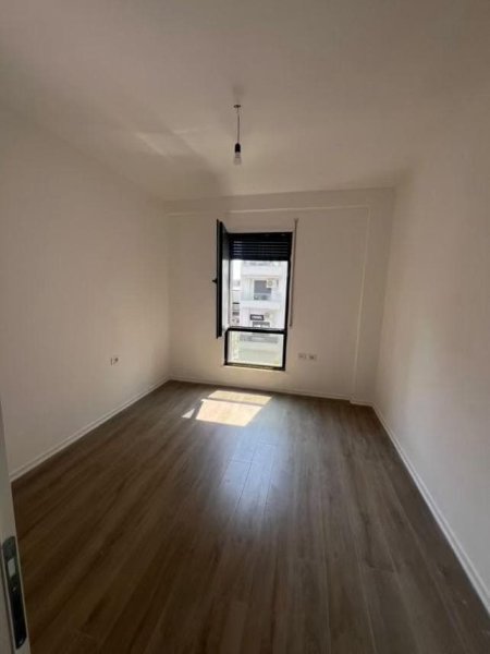 Tirane, jepet me qera zyre Kati 2, 103 m² 800 € (porcelan)