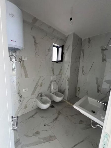 Tirane, jepet me qera zyre Kati 2, 103 m² 800 € (porcelan)