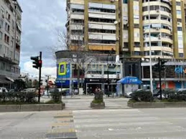 Tirane, jepet me qera ambjent biznesi Kati 1, 200 m² 2.450 € (Globe)