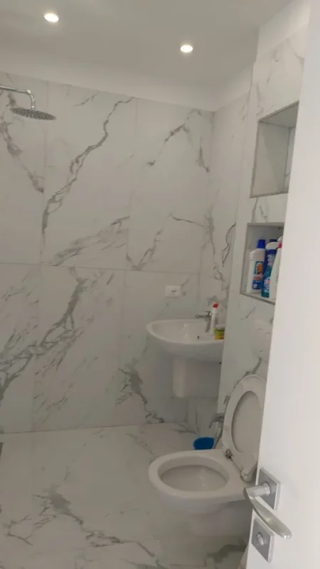 Tirane, jepet me qera apartament 1+1 Kati 9, 75 m² 600 € (Medrese)