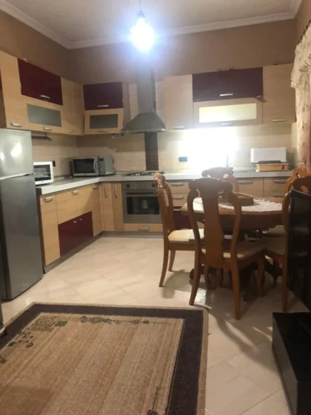 Tirane, jepet me qera apartament 1+1 Kati 1, 70 m² 500 € (Shkolla Medreses)