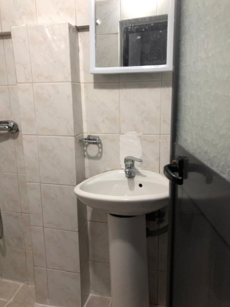 Tirane, jepet me qera apartament 1+1 Kati 1, 70 m² 500 € (Shkolla Medreses)