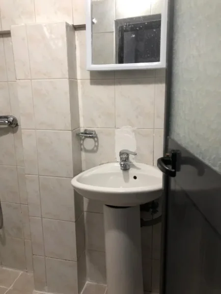 Tirane, jepet me qera apartament 1+1 Kati 1, 70 m² 500 € (Shkolla Medreses)