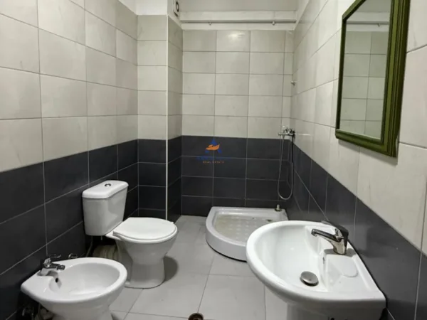 Tirane, shitet apartament 2+1+Ballkon Kati 3, 106 m² 233.000 € (Prane Radison, Liqeni i Thate)