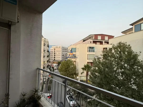 Tirane, shitet apartament 2+1+Ballkon Kati 3, 106 m² 233.000 € (Prane Radison, Liqeni i Thate)