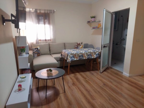 Tirane, jepet me qera apartament 1+1 Kati 0, 70 m² 600 € (Drejtoria e Policise)
