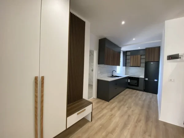 Tirane, shitet apartament 1+1+Ballkon Kati 5, 70 m² 178.000 € (Rruga Fortuzi)