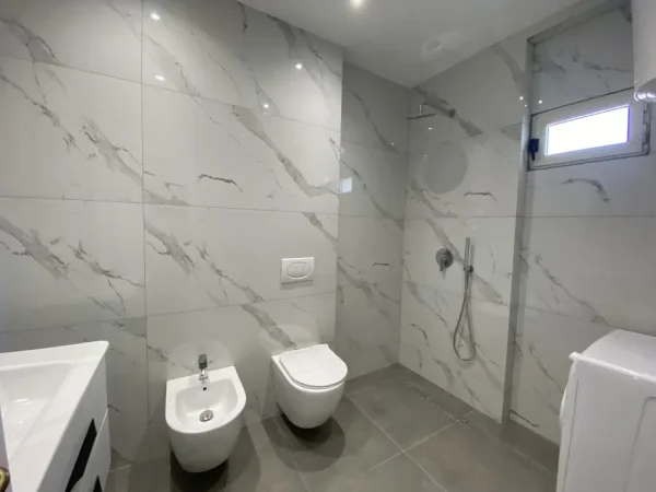 Tirane, shitet apartament 1+1+Ballkon Kati 5, 70 m² 178.000 € (Rruga Fortuzi)