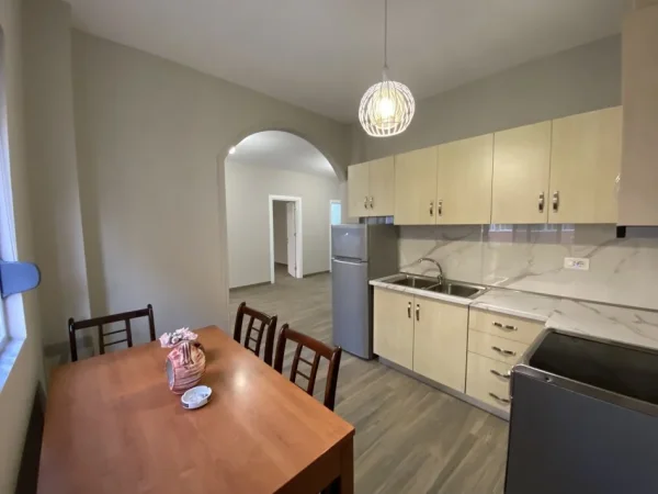 Tirane, jap me qera apartament 1+1+Ballkon Kati 2, 60 m² 450 € (Rruga Loni Ligori)