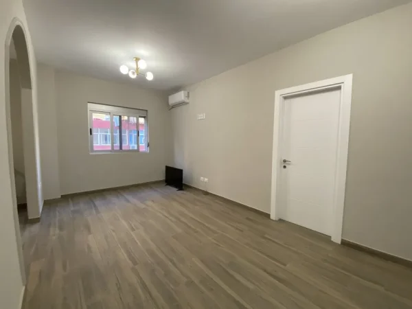 Tirane, jap me qera apartament 1+1+Ballkon Kati 2, 60 m² 450 € (Rruga Loni Ligori)