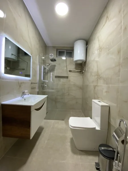 Tirane, jap me qera apartament 1+1+Ballkon Kati 2, 60 m² 450 € (Rruga Loni Ligori)