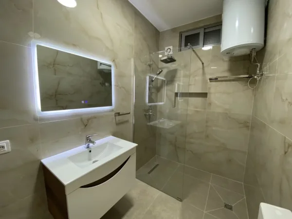 Tirane, jap me qera apartament 1+1+Ballkon Kati 2, 60 m² 450 € (Rruga Loni Ligori)