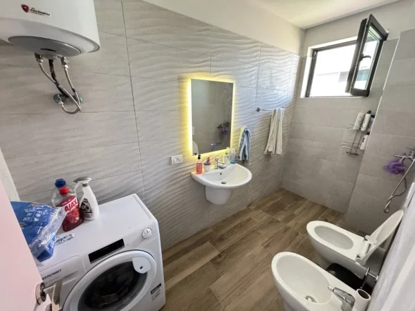 Tirane, jepet me qera apartament 2+1+Ballkon Kati 8, 85 m² 600 € (Rruga teodor keko)