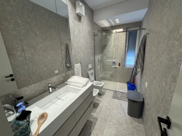 Tirane, jepet me qera apartament 1+1+Ballkon Kati 2, 70 m² 900 € (Rruga zallit)