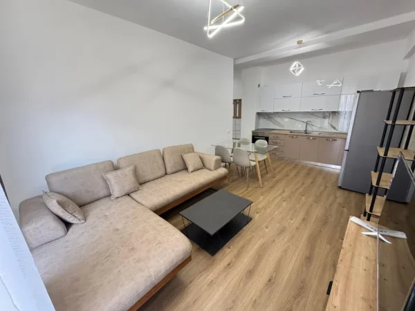 Tirane, jepet me qera apartament 1+1 Kati 2, 63 m² 450 € (Rezidenca OxA)