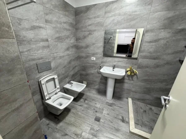 Tirane, jepet me qera apartament 1+1 Kati 2, 59 m² 600 € (Prokuroria e tiranes)