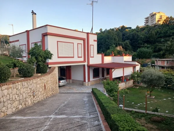 Tirane, jepet me qera shtepi 2+1+Aneks+Ballkon Kati 1, 130 m² 430 € (Rr. Shaban Baxhaku ndertesa nr 28. Siper ish uzines se Autotraktoreveo)