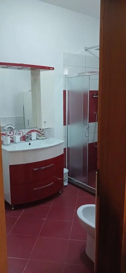 Tirane, jepet me qera shtepi 2+1+Aneks+Ballkon Kati 1, 130 m² 430 € (Rr. Shaban Baxhaku ndertesa nr 28. Siper ish uzines se Autotraktoreveo)