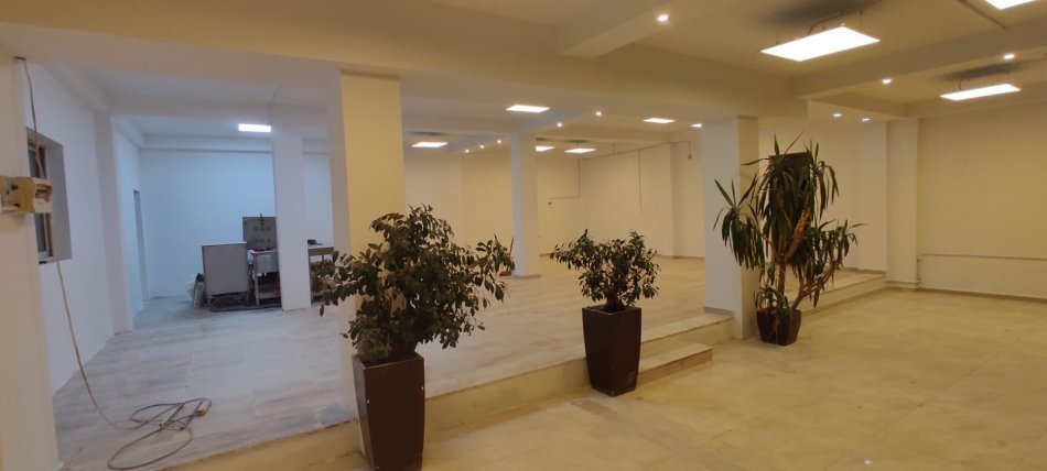 Tirane, jepet me qera ambjent biznesi Kati 0, 173 m² 1.500 € (5 MAJI)