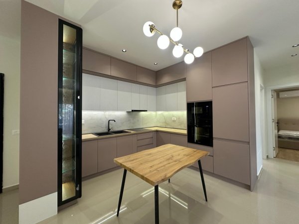 Tirane, jepet me qera apartament 2+1+Ballkon Kati 1, 110 m² 800 € (Liqeni i Farkes)