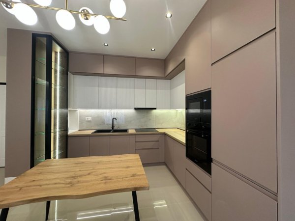 Tirane, jepet me qera apartament 2+1+Ballkon Kati 1, 110 m² 800 € (Liqeni i Farkes)