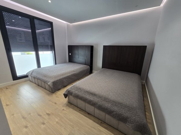 Tirane, jepet me qera apartament 3+1+Ballkon Kati 2, 145 m² 2.300 € (TEG)