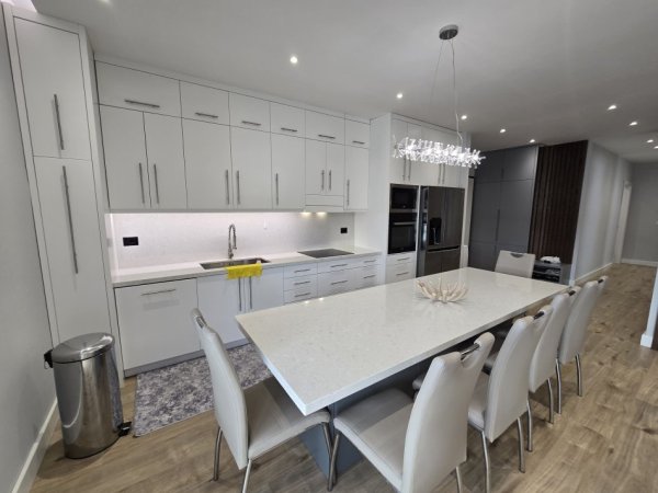 Tirane, jepet me qera apartament 3+1+Ballkon Kati 2, 145 m² 2.300 € (TEG)