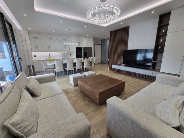 Tirane, jepet me qera apartament 3+1+Ballkon Kati 2, 145 m² 2.300 € (TEG)