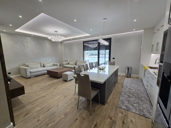Tirane, jepet me qera apartament 3+1+Ballkon Kati 2, 145 m² 2.300 € (TEG)