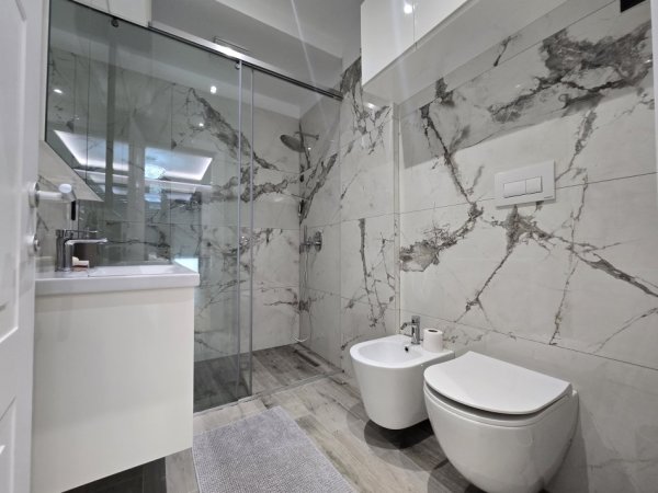 Tirane, jepet me qera apartament 3+1+Ballkon Kati 2, 145 m² 2.300 € (TEG)