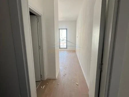 Tirane, shitet apartament 2+1+2+Ballkon Kati 5, 105 m² 282.150 € (Rruga e Barrikadave)