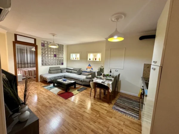 Tirane, jepet me qera apartament 1+1 Kati 5, 70 m² 670 € (Rruga Milto Tutulani)