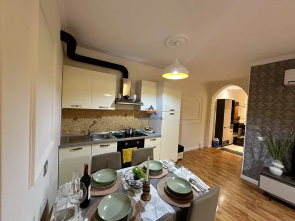 Tirane, jepet me qera apartament 1+1 Kati 5, 70 m² 670 € (Rruga Milto Tutulani)