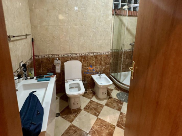 Tirane, jepet me qera apartament 1+1 Kati 5, 70 m² 670 € (Rruga Milto Tutulani)