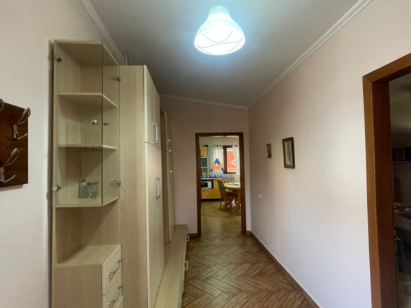 Tirane, jepet me qera apartament 2+1 Kati 2, 130 m² 50.000 € (Ndodhet prane the Crown Shop,Tregu Elektrik)