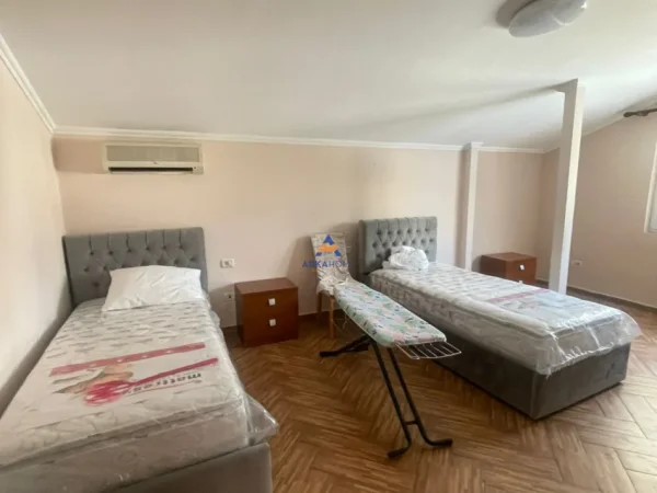 Tirane, jepet me qera apartament 2+1 Kati 2, 130 m² 50.000 € (Ndodhet prane the Crown Shop,Tregu Elektrik)