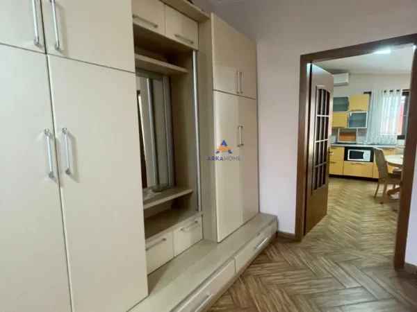 Tirane, jepet me qera apartament 2+1 Kati 2, 130 m² 50.000 € (Ndodhet prane the Crown Shop,Tregu Elektrik)