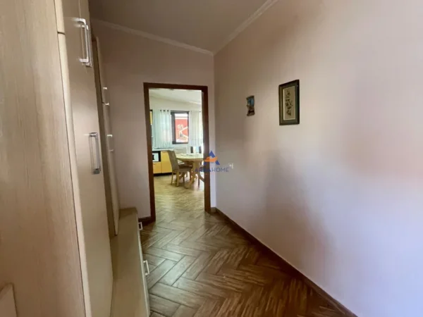 Tirane, jepet me qera apartament 2+1 Kati 2, 130 m² 50.000 € (Ndodhet prane the Crown Shop,Tregu Elektrik)