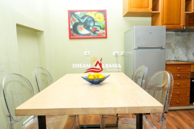 Tirane, jepet me qera apartament 1+1 Kati 4, 70 m² 650 € (ne Bulevardin Zogu i I te Ministria e Drejtesise)