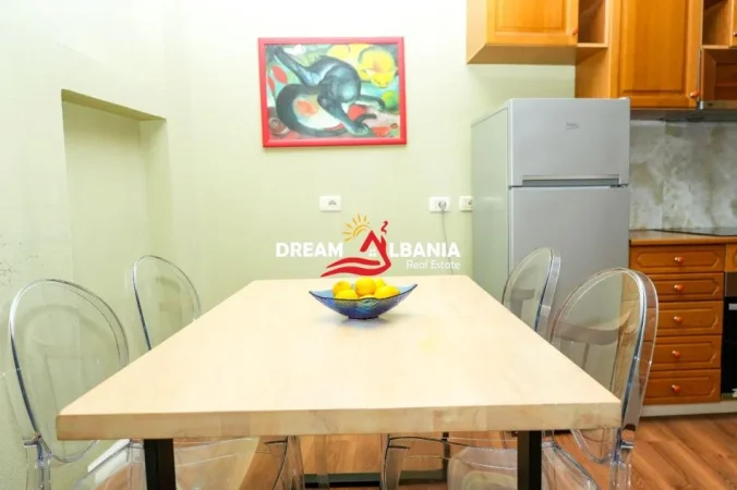 Tirane, jepet me qera apartament 1+1 Kati 4, 70 m² 650 € (ne Bulevardin Zogu i I te Ministria e Drejtesise)