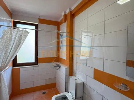 Tirane, jepet me qera apartament 1+1+Ballkon Kati 3, 70 m² 550 € (Rruga Rrapo Hekali)