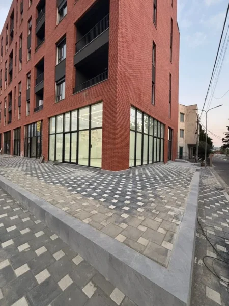 Tirane, shitet dyqan Kati 0, 74 m² 214.600 €