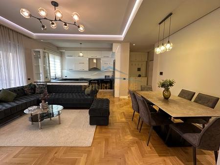 Tirane, jepet me qera apartament 2+1+Ballkon Kati 8, 108 m² 1.300 € (Rruga e Kavajes)