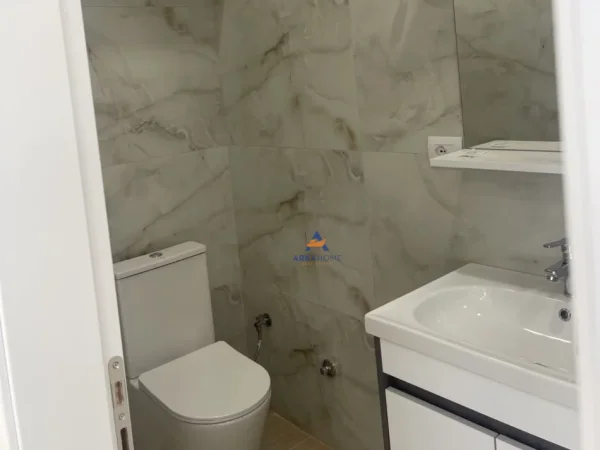 Tirane, jepet me qera zyre Kati 0, 40 m² 500 € 