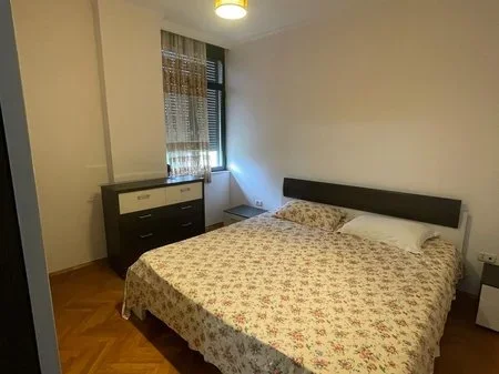 Tirane, jepet me qera apartament 2+1+Ballkon Kati 2, 84 m² 700 € (Garda)
