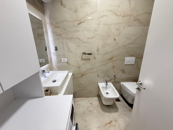 Tirane, jepet me qera apartament 2+1 Kati 4, 700 € 