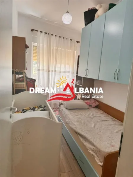 Tirane, jepet me qera apartament 2+1 Kati 2, 75 m² 500 € (Ali Dem)