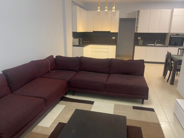Tirane, jepet me qera apartament 2+1+Ballkon Kati 3, 118 m² 650 € (Kinostudio/Rr Aleksander Moisiu)